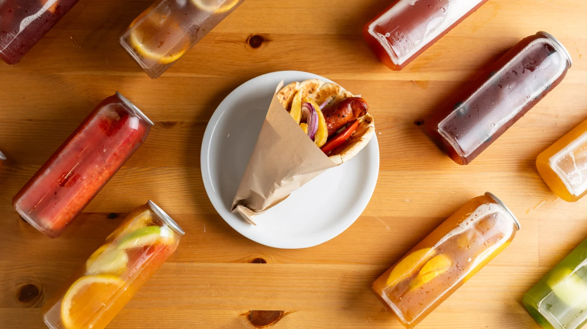 Combo bánh pita xúc xích và trà trái cây