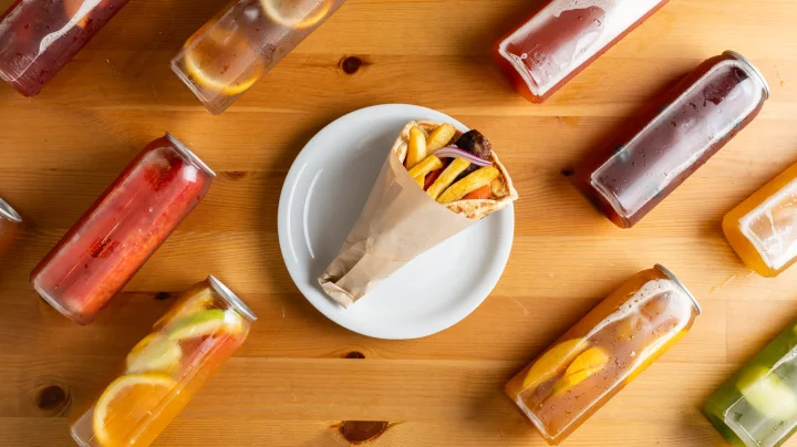 Combo bánh pita kebab và trà trái cây