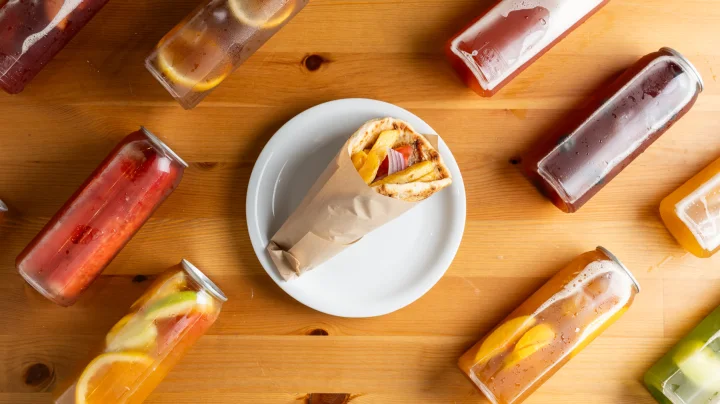 Combo bánh pita thịt lợn và trà trái cây