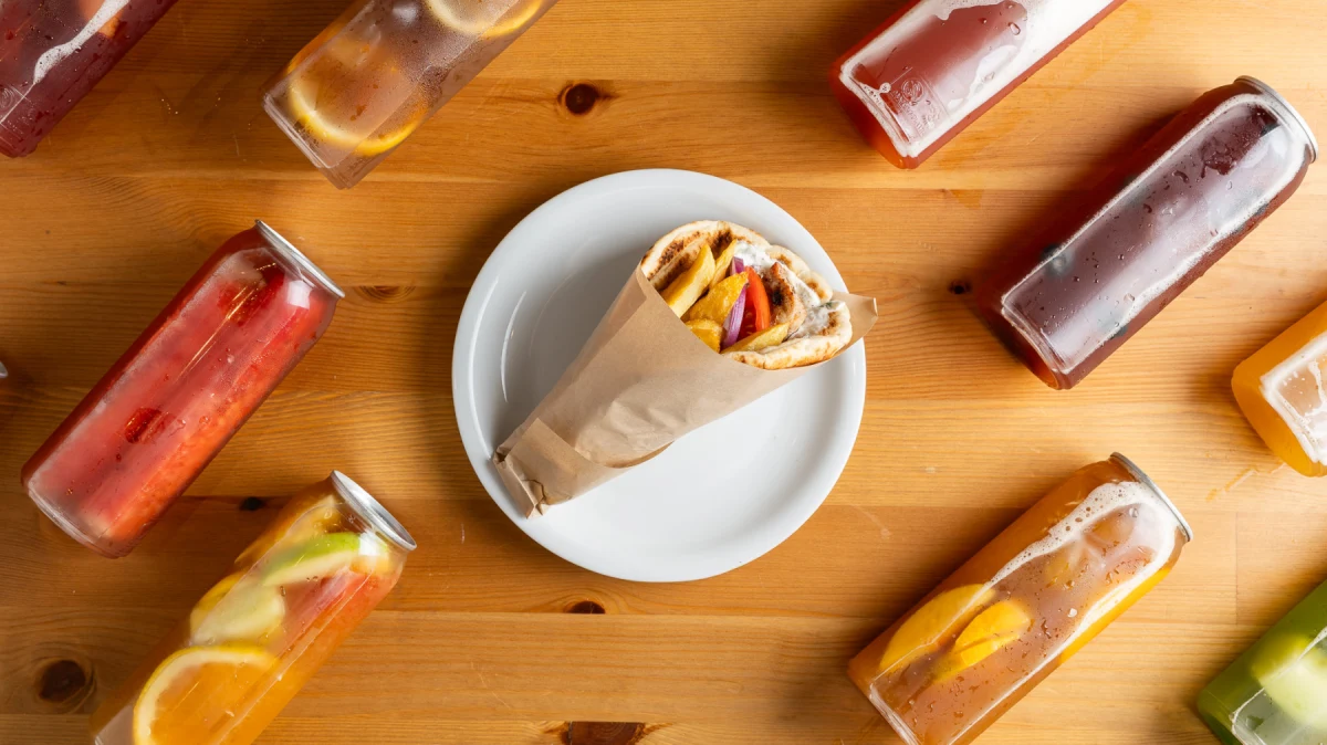 Combo bánh pita thịt gà và trà trái cây