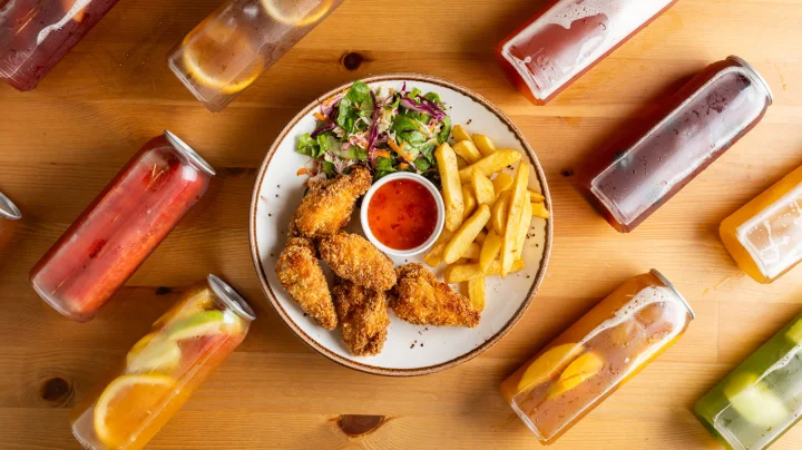 Combo cánh gà rán và trà trái cây tùy chọn