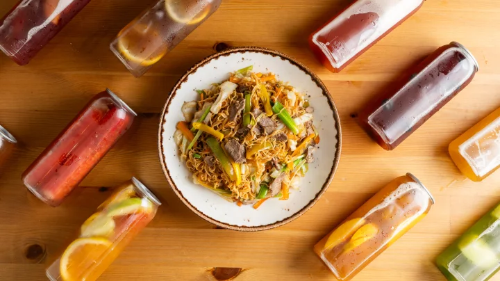 Combo mì xào thịt bò và trà trái cây