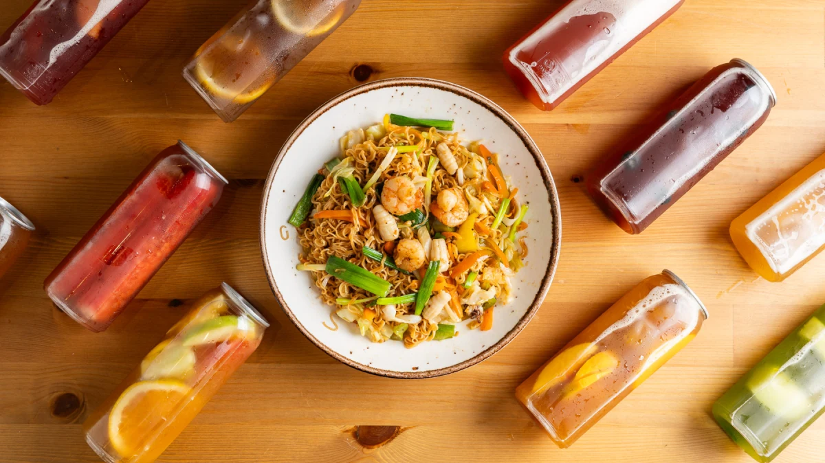 Combo mì xào hải sản và trà trái cây tùy chọn