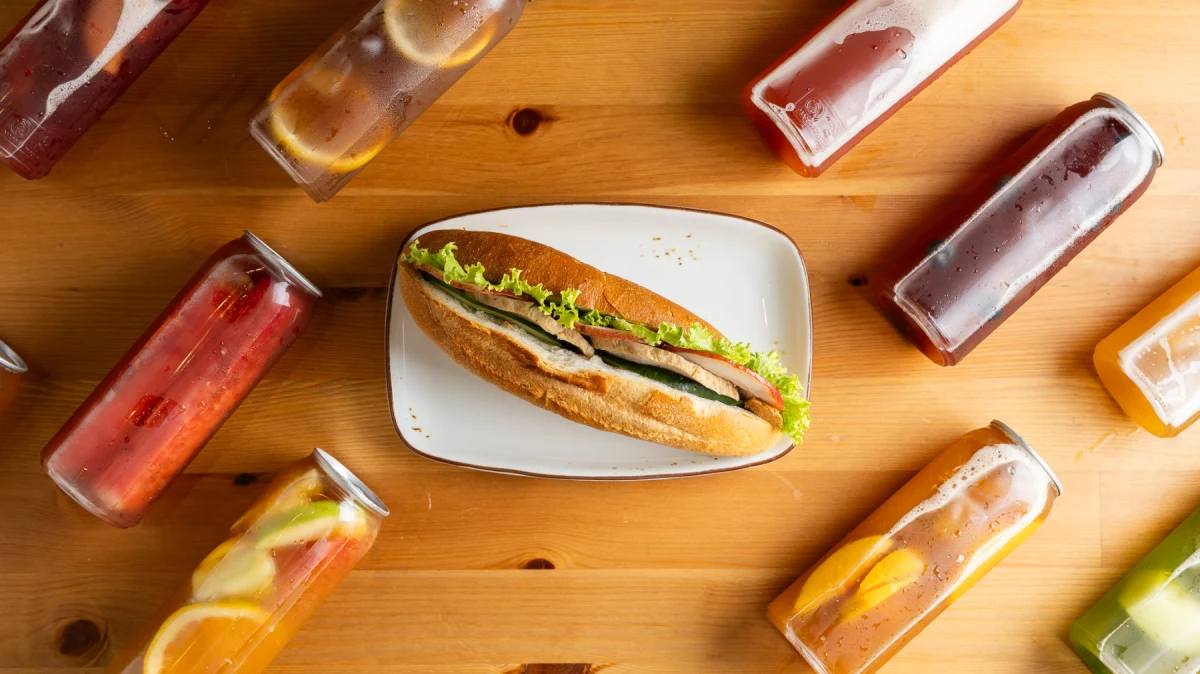 Combo bánh mì thịt nguội và trà trái cây