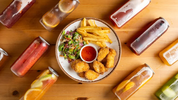 Combo ức gà rán và trà trái cây tùy chọn